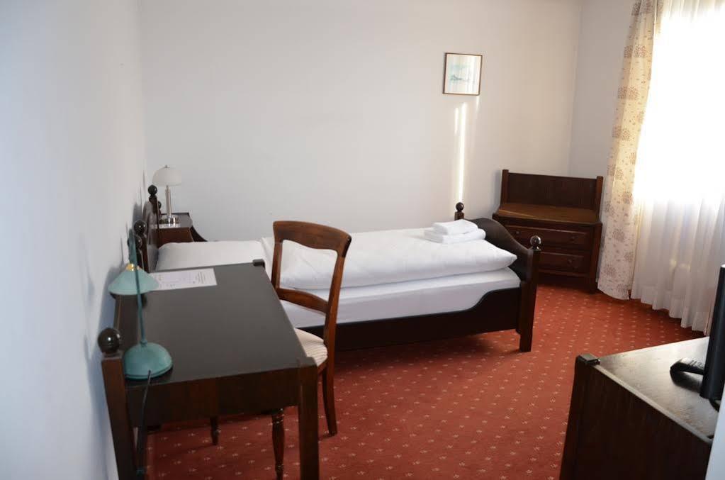 Hotel Zur Traube Moglingen Экстерьер фото
