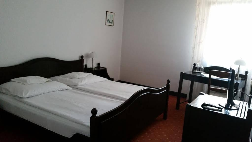 Hotel Zur Traube Moglingen Экстерьер фото