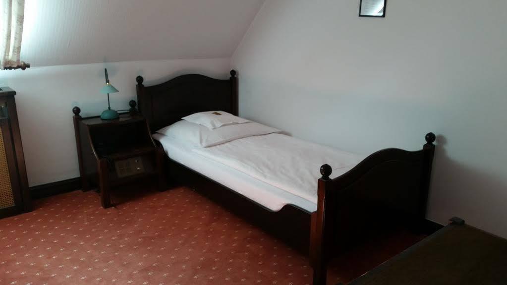 Hotel Zur Traube Moglingen Экстерьер фото