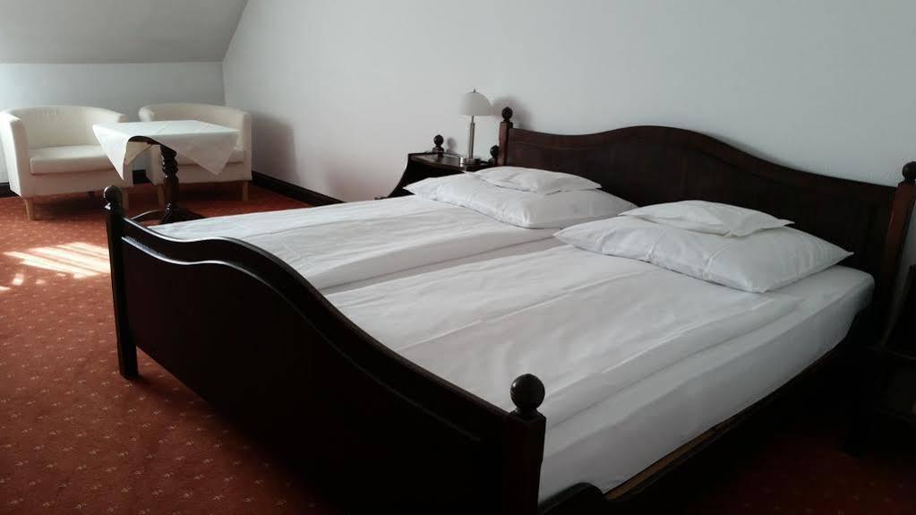Hotel Zur Traube Moglingen Экстерьер фото